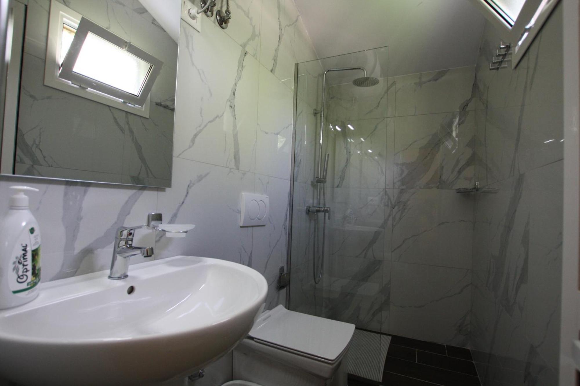 Lugina E Shengjergjit ,Bujtinat Villa Tirana Bagian luar foto